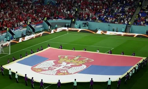 Tiếng hô vang gây bàng hoàng của nhóm CĐV Serbia trên sân 974