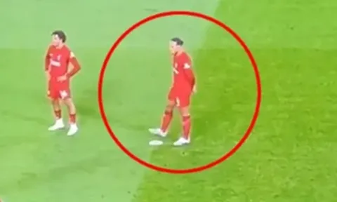Tiểu xảo của Van Dijk khiến đối thủ đá hỏng phạt đền