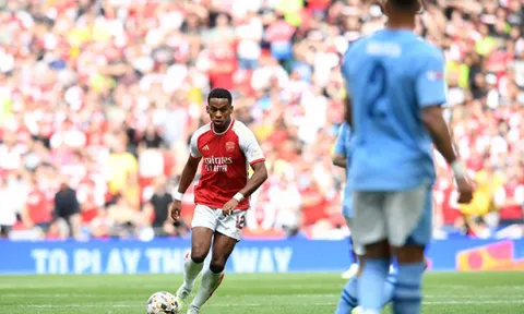 Ruud Gullit nghi ngờ thương vụ 45 triệu bảng của Arsenal