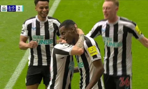 Hủy diệt Tottenham, Newcastle đẩy MU xuống vị trí thứ 4