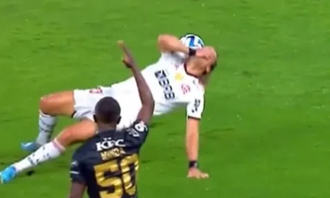 Tình huống tranh cãi, Luiz gợi nhớ hình ảnh kinh điển khi gặp Man Utd
