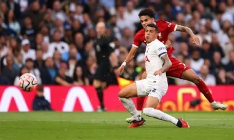 Trò hề trọng tài nhấn chìm Liverpool