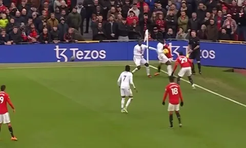 Toàn cảnh Antony nổi máu điên, gián tiếp giáng tai họa xuống Casemiro