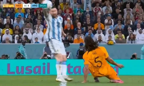 Toàn cảnh Messi và đồng đội 'đánh bóng chuyền'