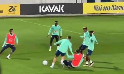 Toàn cảnh Neymar làm đau Telles khiến Tite hú vía