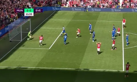 Toàn cảnh pha bóng sốc khó tin của sao Man Utd