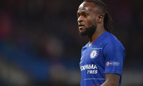 "Tôi đã trở thành 1 hậu vệ phải vì Conte"