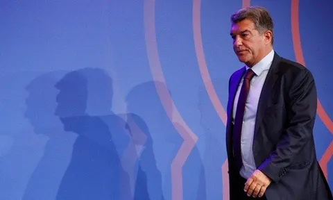 "Tôi đã nghĩ đến việc thuyết phục Messi thi đấu không công cho Barca"