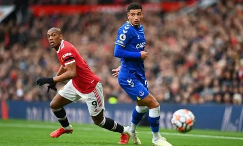 Tony Cascarino khuyên Newcastle đừng mua Anthony Martial