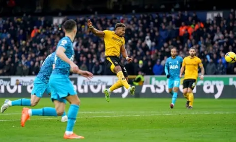 Tottenham nối gót Newcastle, M.U hưởng lợi trước đại chiến Liverpool