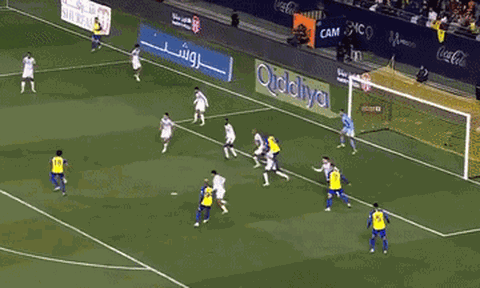 Tranh cãi quanh đường kiến tạo bằng gót của Ronaldo
