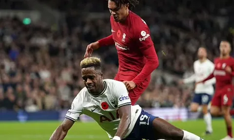 Gary Neville chê bai hậu vệ Liverpool