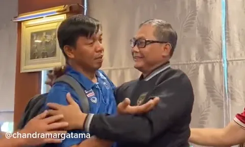 Trợ lý HLV Thái Lan khóc khi đến xin lỗi Trưởng đoàn Indonesia