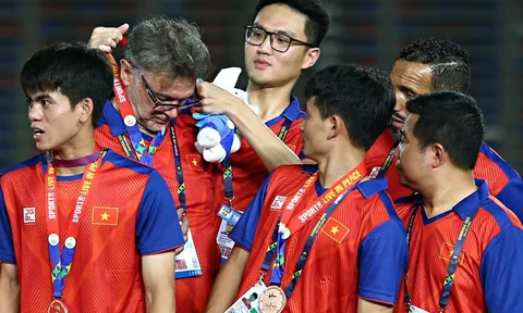 Trợ lý nhường huy chương đồng cho HLV Troussier