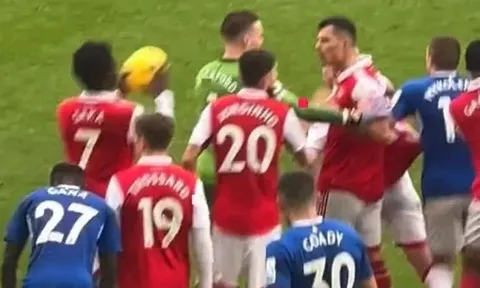 Trong lúc hỗn loạn, Saka làm trò tách Pickford và Xhaka