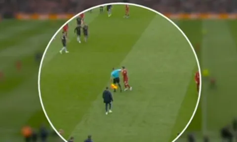 Trọng tài bị treo còi vì giật cùi chỏ vào mặt sao Liverpool