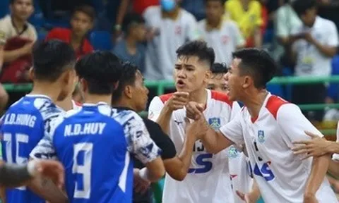 Trọng tài bị vây khi bẻ còi ở 'Siêu kinh điển' futsal Việt Nam