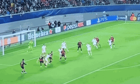 Trọng tài Champions League gây tranh cãi trong trận đấu của Man City