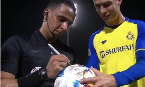 Trọng tài gây tranh cãi khi ký tặng cho Ronaldo