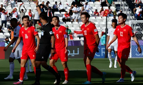 Trọng tài người Malaysia khiến CĐV Việt Nam “sôi máu”