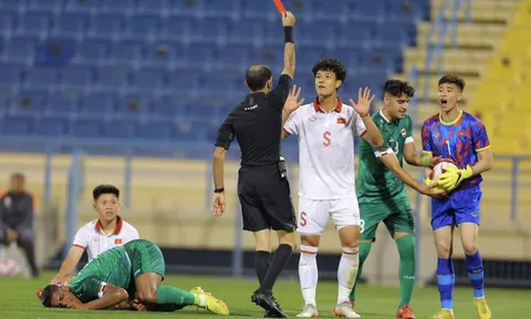 Trọng tài rút nhầm thẻ đỏ khiến cầu thủ U23 Việt Nam ngỡ ngàng