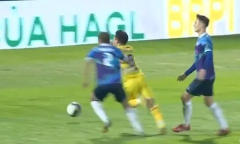 Trọng tài 'tặng' HAGL penalty bị treo còi hết mùa giải