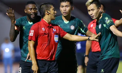 Trọng tài V.League tiếp tục bị chỉ trích
