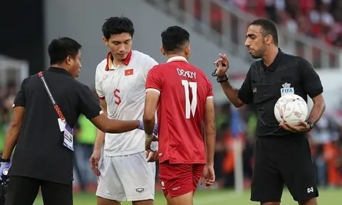 CĐV "gây bão" với Văn Hậu; Báo Indonesia chỉ trích trọng tài
