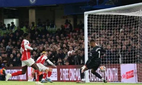 Bị dẫn 2 bàn, Trossard tiết lộ tinh thần của Arsenal
