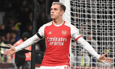 Trossard mách nước cho đồng đội cách đánh bại Sevilla