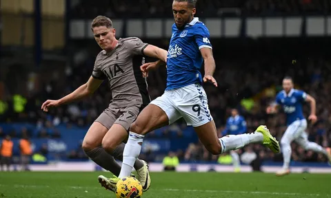 Trung vệ Tottenham được khen không ngớt