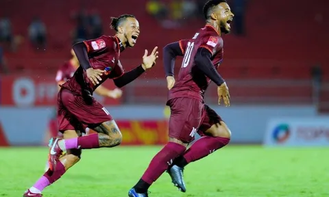Trung vệ Văn Việt nhận thẻ đỏ, Bình Định thắng 3-0