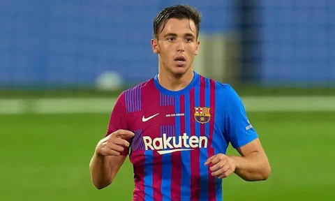 Truyền nhân Busquets đứng trước cánh cửa rời Barca