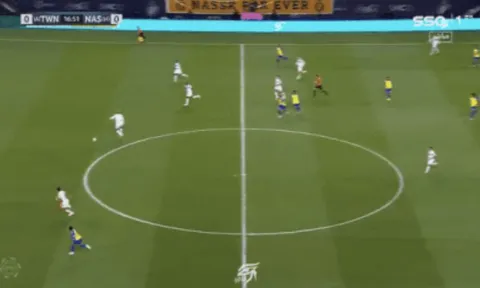 Truyền thông trầm trồ trước pha xử lý của Ronaldo