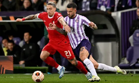 Hậu vệ Liverpool bị chê ngủ quên trước Toulouse