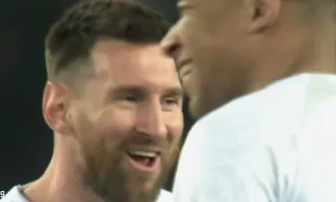 Phản ứng của Mbappe khi Messi bị la ó
