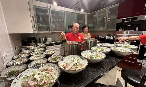Tuyển nữ Việt Nam được chiêu đãi món phở tại Đức