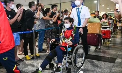 Tuyển thủ nữ Việt Nam về nước trên xe lăn