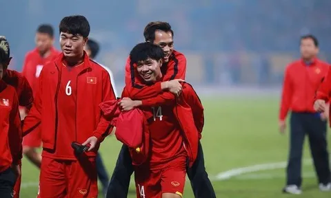 Tuyển Việt Nam: HLV Troussier cảnh báo, Công Phượng và Văn Toàn lo