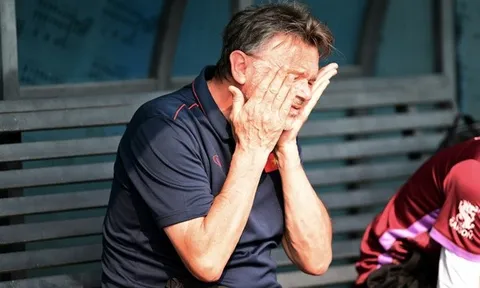 Tuyển Việt Nam: HLV Troussier gặp khó giữa ngã ba đường