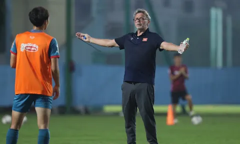 Văn Toàn bị HLV Philippe Troussier nhắc nhở