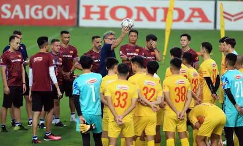 Tuyển Việt Nam tập cùng U23 Việt Nam trong ngày đầu hội quân