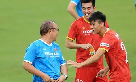 Thầy Park hành động đáng yêu; HLV Polking có thể chia tay Thái Lan