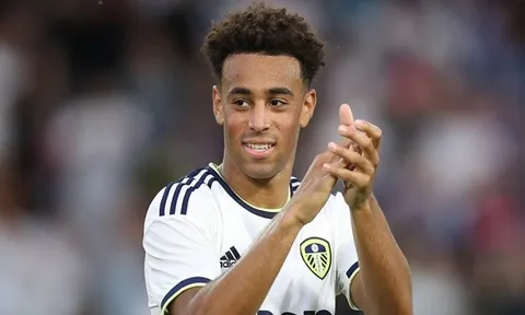 Arsenal tăm tia tiền vệ Leeds United