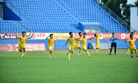 Hà Nội hạ SLNA sau 10 lượt sút penalty, Công Phương khiến HAGL khóc hận