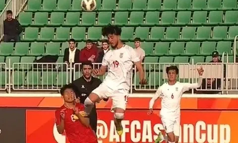 U20 Iran thoát chiếc thẻ đỏ trước Việt Nam