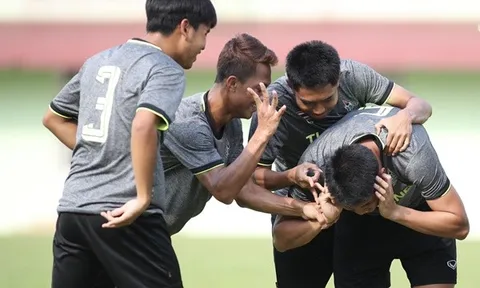 U22 Thái Lan chơi trò 'búng tai', không lo bị do thám