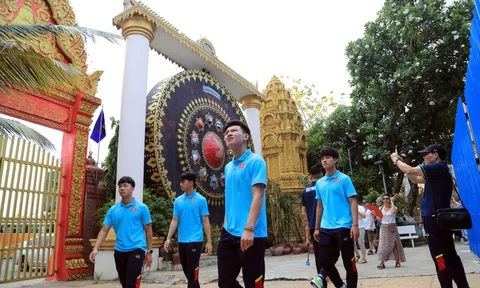 U22 Việt Nam đi chùa ở Campuchia