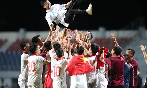 U23 Việt Nam 'công kênh' HLV Hoàng Anh Tuấn mừng vô địch U23 Đông Nam Á