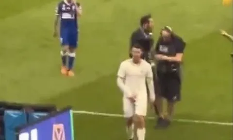 CĐV hô tên Messi, Ronaldo đáp trả bằng hành động tục tĩu